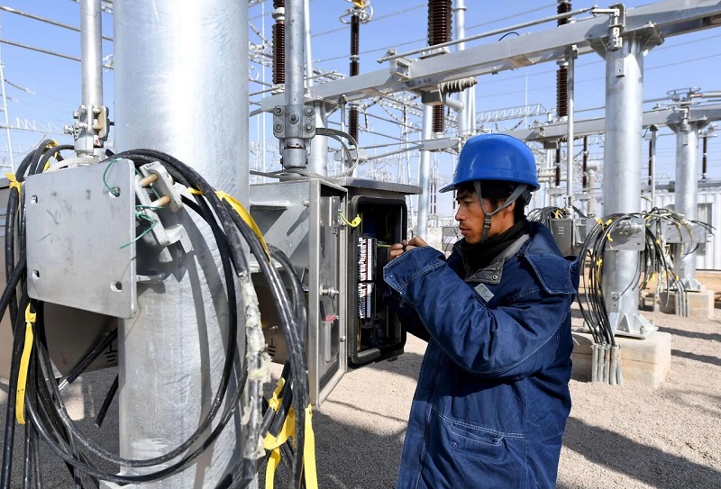 Pemutus Sirkuit SF₆: Komponen kritis saka jaringan listrik voltase dhuwur, nyedhiyakake kinerja sing unggul liwat elektronegativitas dhuwur lan kemampuan arc-quenching 100 kaping udhara.